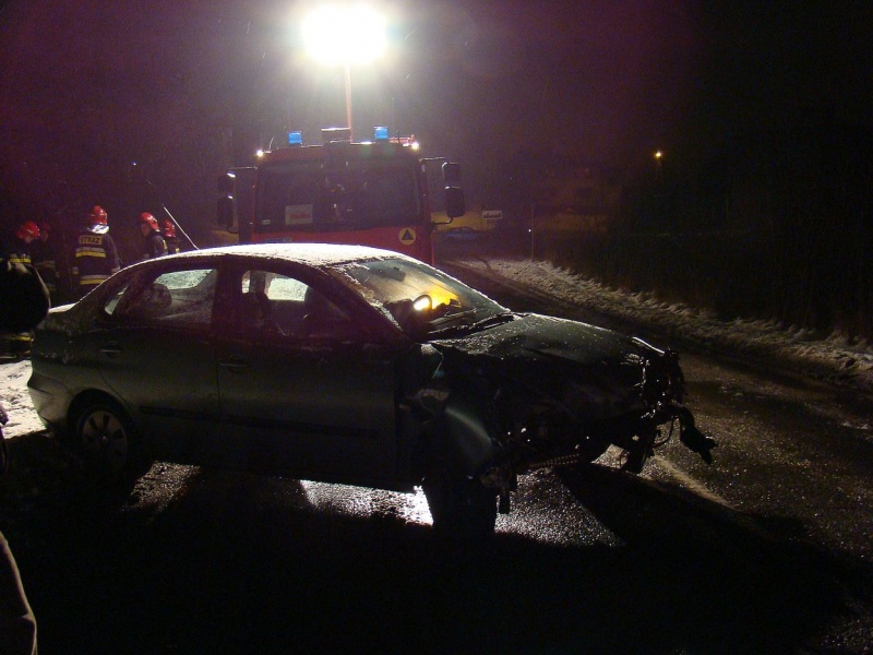 Zdjęcie w galerii na portalu naszwodzislaw.com: Seat uderzył w drzewo wiadomości z regionu