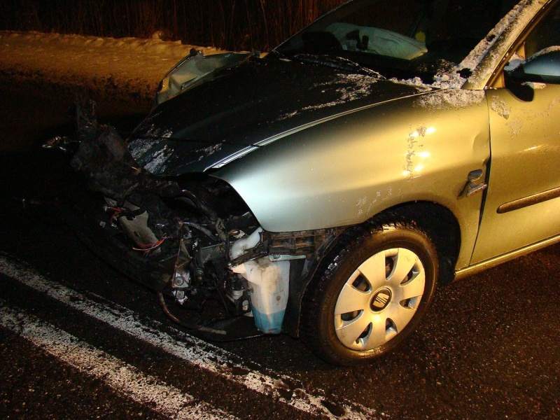 Zdjęcie w galerii na portalu naszwodzislaw.com: Seat uderzył w drzewo wiadomości z regionu