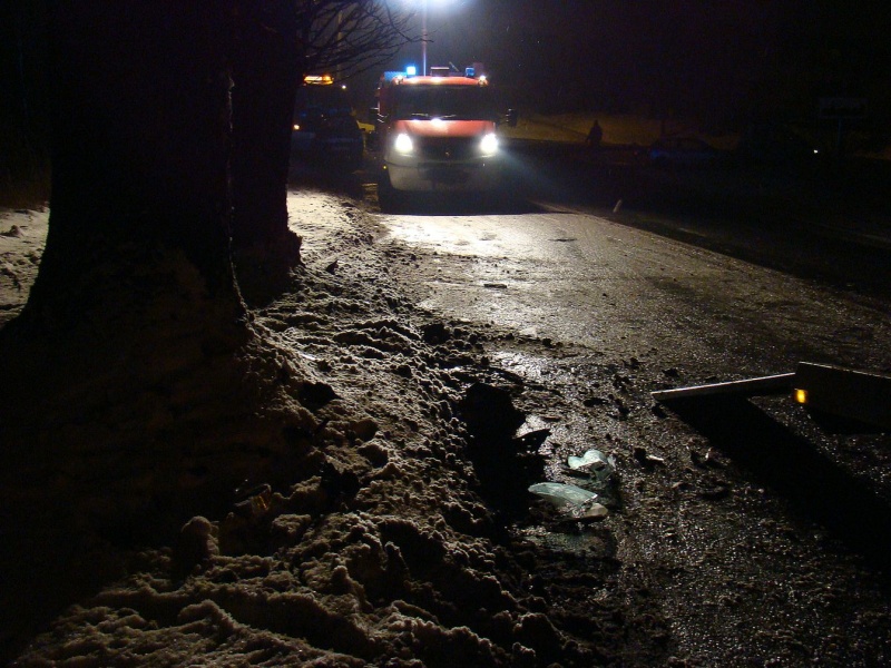 Zdjęcie w galerii na portalu naszwodzislaw.com: Seat uderzył w drzewo wiadomości z regionu