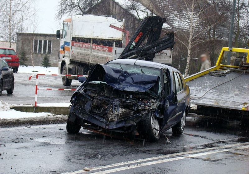 Zdjęcie w galerii na portalu naszwodzislaw.com: Zablokowana DK 78. Ciężarówka w rowie wiadomości z regionu