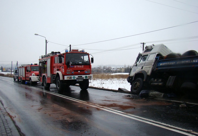 Zdjęcie w galerii na portalu naszwodzislaw.com: Zablokowana DK 78. Ciężarówka w rowie wiadomości z regionu