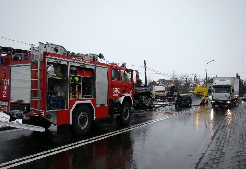 Zdjęcie w galerii na portalu naszwodzislaw.com: Zablokowana DK 78. Ciężarówka w rowie wiadomości z regionu