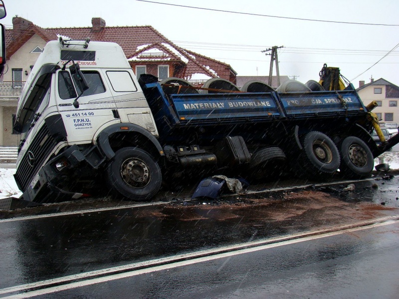 Zdjęcie w galerii na portalu naszwodzislaw.com: Zablokowana DK 78. Ciężarówka w rowie wiadomości z regionu