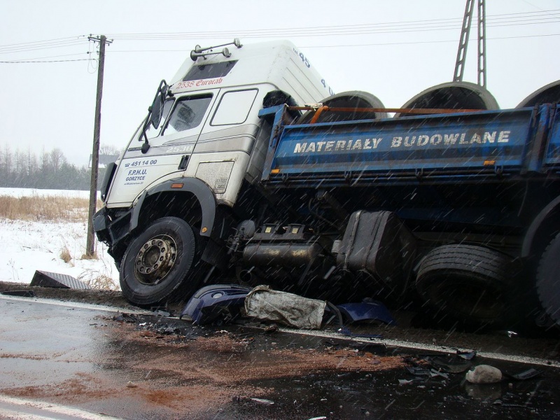 Zdjęcie w galerii na portalu naszwodzislaw.com: Zablokowana DK 78. Ciężarówka w rowie wiadomości z regionu