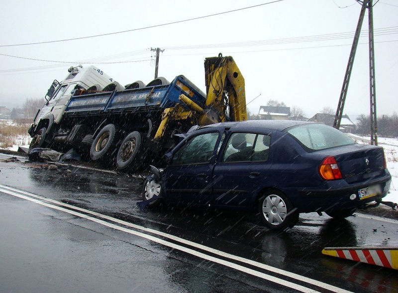 Zdjęcie w galerii na portalu naszwodzislaw.com: Zablokowana DK 78. Ciężarówka w rowie wiadomości z regionu