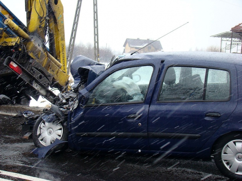 Zdjęcie w galerii na portalu naszwodzislaw.com: Zablokowana DK 78. Ciężarówka w rowie wiadomości z regionu