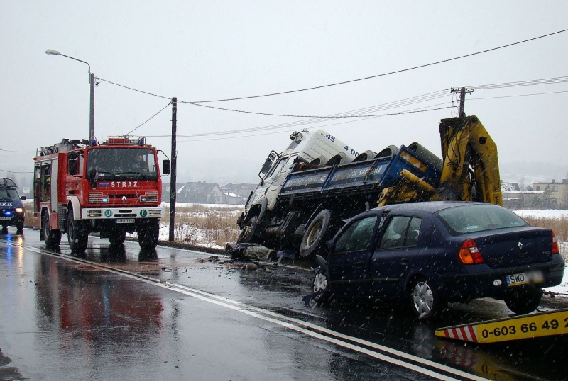 Zdjęcie w galerii na portalu naszwodzislaw.com: Zablokowana DK 78. Ciężarówka w rowie wiadomości z regionu