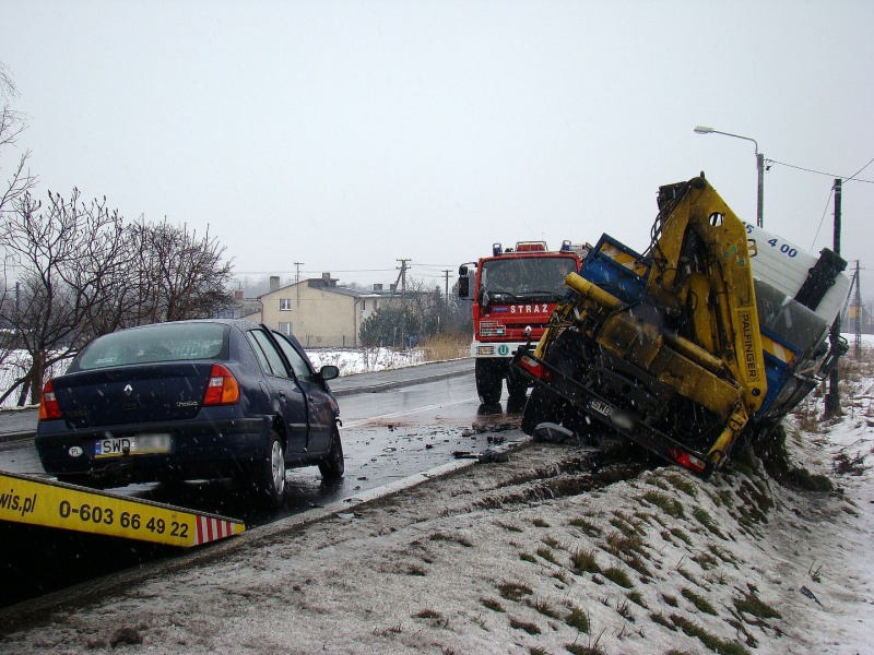 Zdjęcie w galerii na portalu naszwodzislaw.com: Zablokowana DK 78. Ciężarówka w rowie wiadomości z regionu