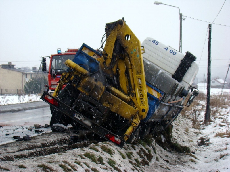 Zdjęcie w galerii na portalu naszwodzislaw.com: Zablokowana DK 78. Ciężarówka w rowie wiadomości z regionu