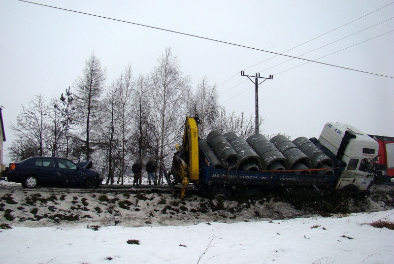 Zdjęcie w galerii na portalu naszwodzislaw.com: Zablokowana DK 78. Ciężarówka w rowie wiadomości z regionu