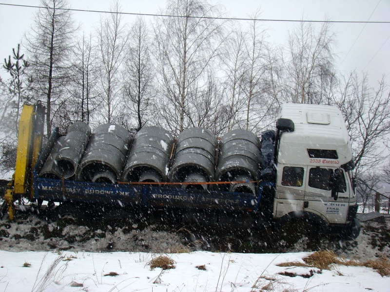 Zdjęcie w galerii na portalu naszwodzislaw.com: Zablokowana DK 78. Ciężarówka w rowie wiadomości z regionu