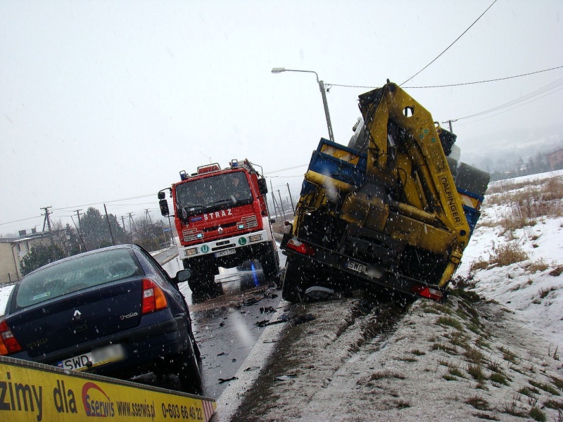 Zdjęcie w galerii na portalu naszwodzislaw.com: Zablokowana DK 78. Ciężarówka w rowie wiadomości z regionu