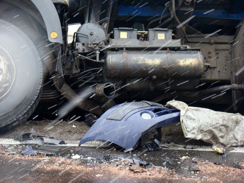 Zdjęcie w galerii na portalu naszwodzislaw.com: Zablokowana DK 78. Ciężarówka w rowie wiadomości z regionu