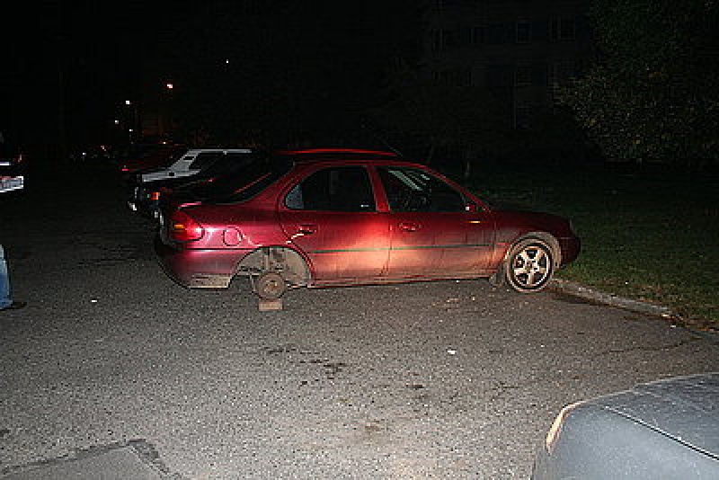 Zdjęcie w galerii na portalu naszwodzislaw.com: Przestępczy duet: odkręcali koła i znikali wiadomości z regionu