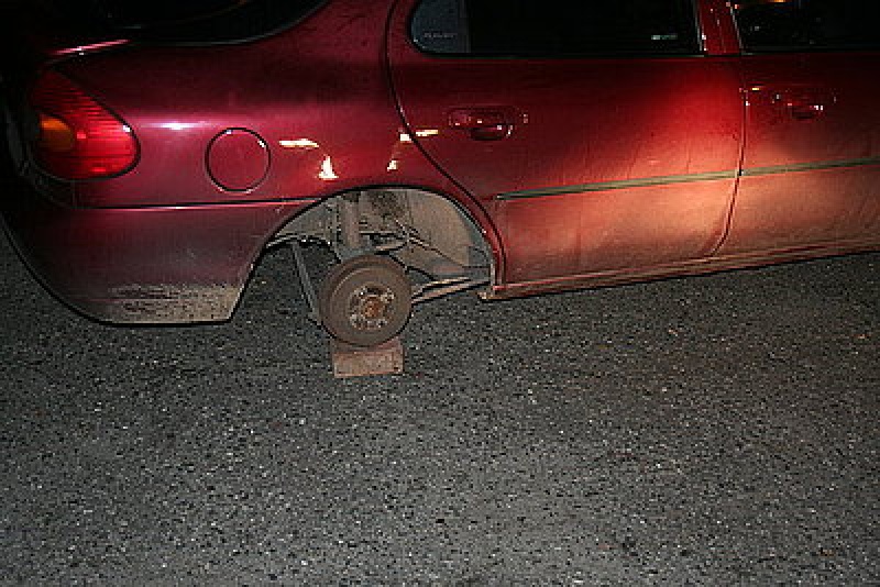 Zdjęcie w galerii na portalu naszwodzislaw.com: Przestępczy duet: odkręcali koła i znikali wiadomości z regionu