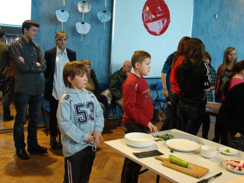 Zdjęcie w galerii na portalu naszwodzislaw.com: Rolowali sushi z krabem i ogórkiem wiadomości z regionu