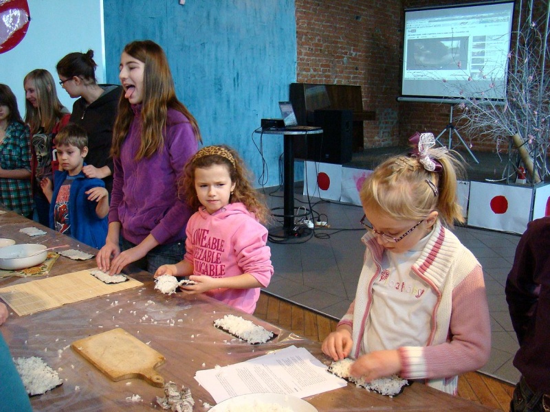 Zdjęcie w galerii na portalu naszwodzislaw.com: Rolowali sushi z krabem i ogórkiem wiadomości z regionu