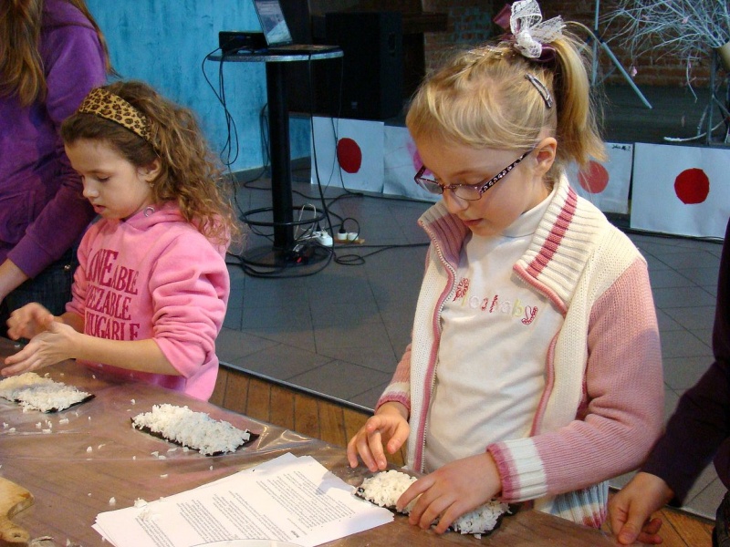 Zdjęcie w galerii na portalu naszwodzislaw.com: Rolowali sushi z krabem i ogórkiem wiadomości z regionu