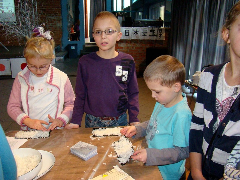 Zdjęcie w galerii na portalu naszwodzislaw.com: Rolowali sushi z krabem i ogórkiem wiadomości z regionu