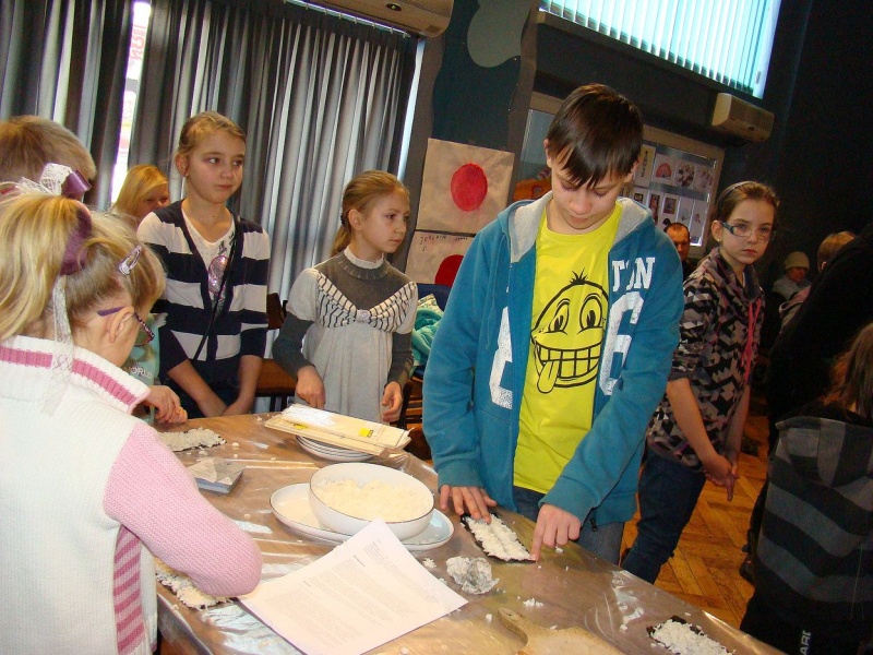 Zdjęcie w galerii na portalu naszwodzislaw.com: Rolowali sushi z krabem i ogórkiem wiadomości z regionu