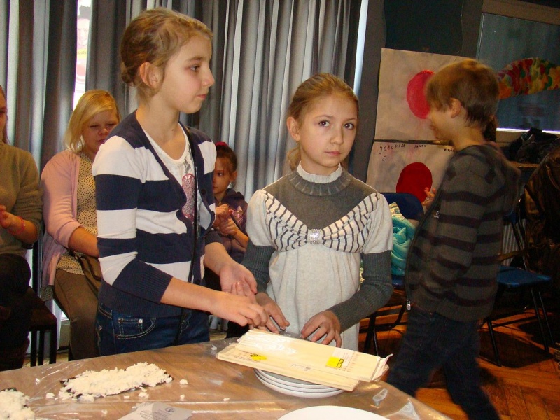 Zdjęcie w galerii na portalu naszwodzislaw.com: Rolowali sushi z krabem i ogórkiem wiadomości z regionu