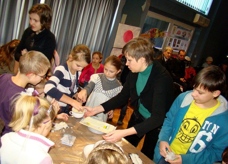 Zdjęcie w galerii na portalu naszwodzislaw.com: Rolowali sushi z krabem i ogórkiem wiadomości z regionu