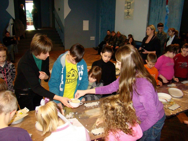 Zdjęcie w galerii na portalu naszwodzislaw.com: Rolowali sushi z krabem i ogórkiem wiadomości z regionu