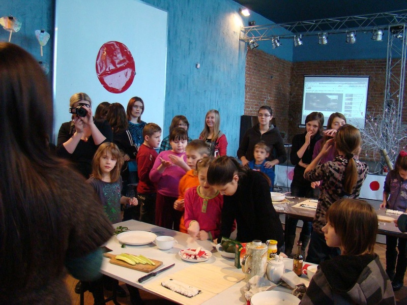 Zdjęcie w galerii na portalu naszwodzislaw.com: Rolowali sushi z krabem i ogórkiem wiadomości z regionu