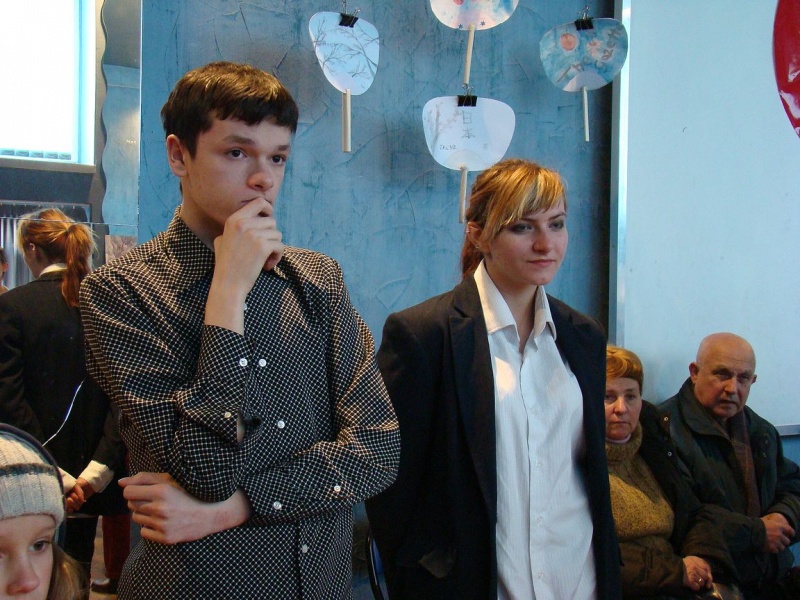 Zdjęcie w galerii na portalu naszwodzislaw.com: Rolowali sushi z krabem i ogórkiem wiadomości z regionu