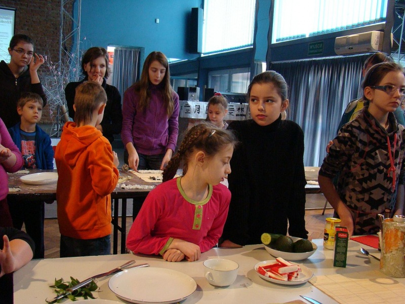 Zdjęcie w galerii na portalu naszwodzislaw.com: Rolowali sushi z krabem i ogórkiem wiadomości z regionu