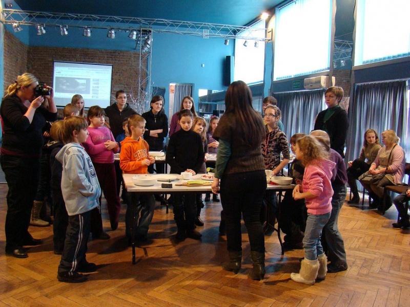 Zdjęcie w galerii na portalu naszwodzislaw.com: Rolowali sushi z krabem i ogórkiem wiadomości z regionu