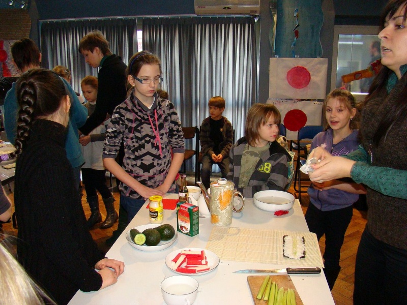 Zdjęcie w galerii na portalu naszwodzislaw.com: Rolowali sushi z krabem i ogórkiem wiadomości z regionu