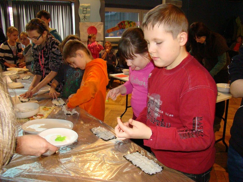 Zdjęcie w galerii na portalu naszwodzislaw.com: Rolowali sushi z krabem i ogórkiem wiadomości z regionu