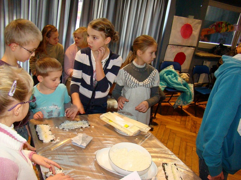 Zdjęcie w galerii na portalu naszwodzislaw.com: Rolowali sushi z krabem i ogórkiem wiadomości z regionu