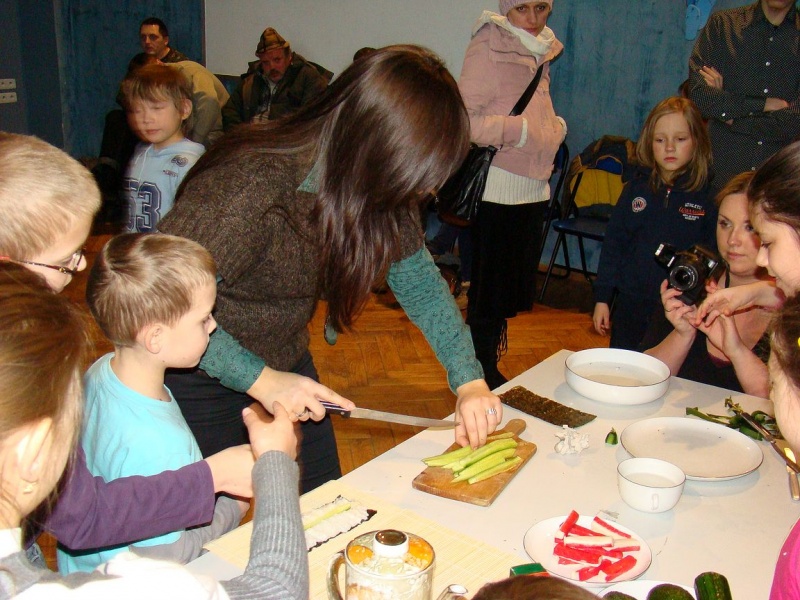 Zdjęcie w galerii na portalu naszwodzislaw.com: Rolowali sushi z krabem i ogórkiem wiadomości z regionu