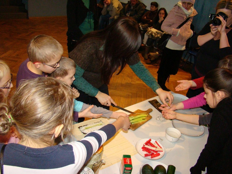 Zdjęcie w galerii na portalu naszwodzislaw.com: Rolowali sushi z krabem i ogórkiem wiadomości z regionu