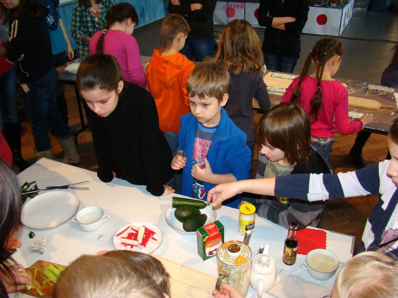 Zdjęcie w galerii na portalu naszwodzislaw.com: Rolowali sushi z krabem i ogórkiem wiadomości z regionu