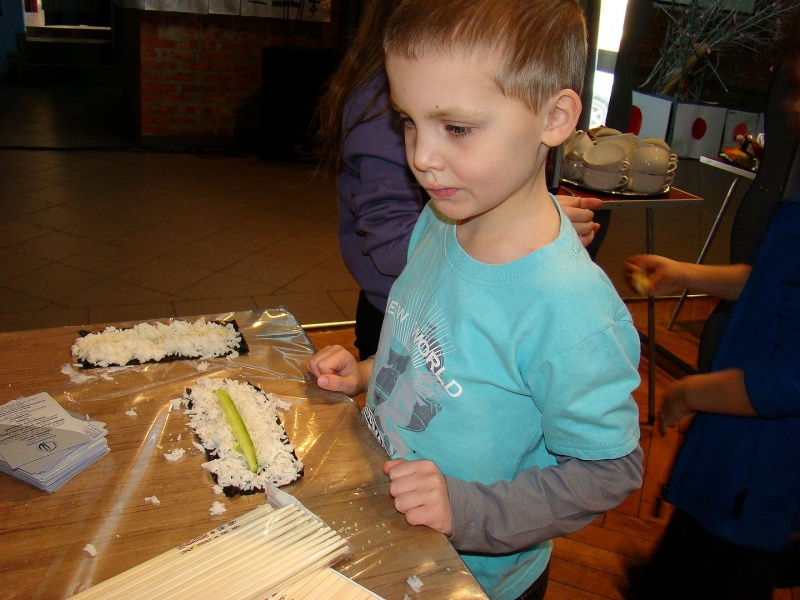 Zdjęcie w galerii na portalu naszwodzislaw.com: Rolowali sushi z krabem i ogórkiem wiadomości z regionu