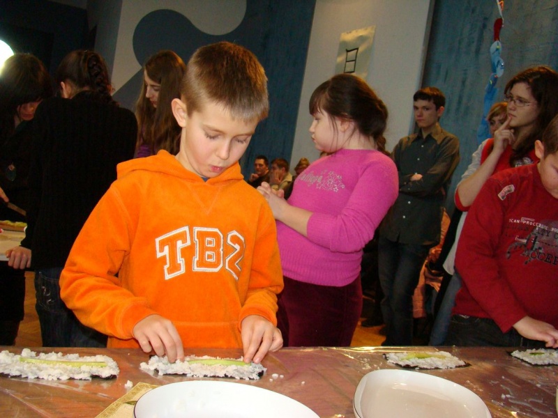 Zdjęcie w galerii na portalu naszwodzislaw.com: Rolowali sushi z krabem i ogórkiem wiadomości z regionu