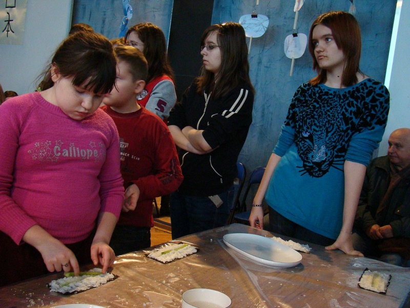 Zdjęcie w galerii na portalu naszwodzislaw.com: Rolowali sushi z krabem i ogórkiem wiadomości z regionu