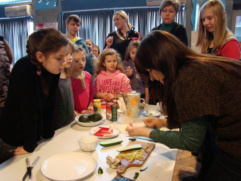 Zdjęcie w galerii na portalu naszwodzislaw.com: Rolowali sushi z krabem i ogórkiem wiadomości z regionu