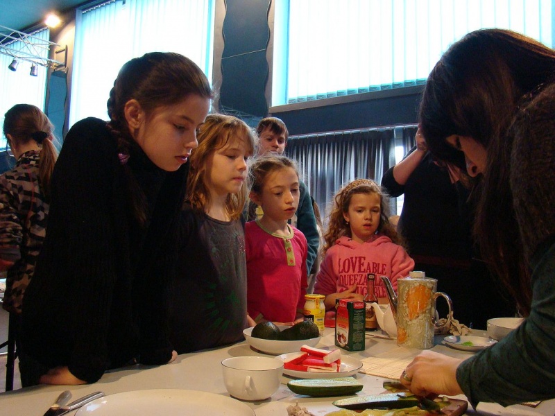 Zdjęcie w galerii na portalu naszwodzislaw.com: Rolowali sushi z krabem i ogórkiem wiadomości z regionu