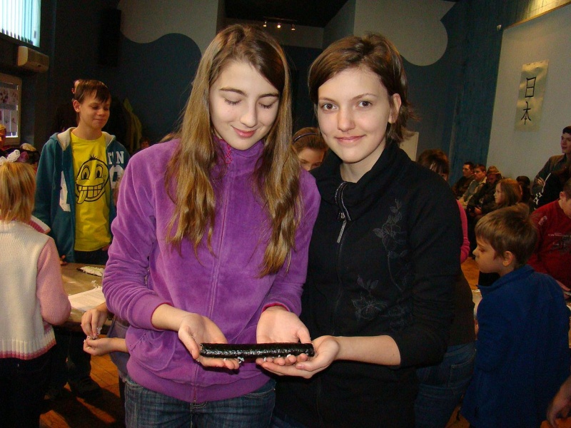 Zdjęcie w galerii na portalu naszwodzislaw.com: Rolowali sushi z krabem i ogórkiem wiadomości z regionu