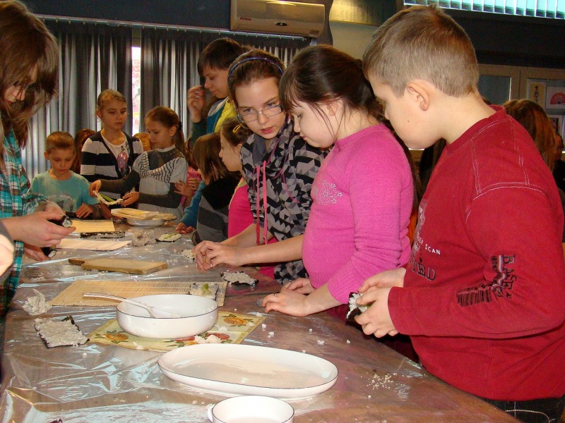 Zdjęcie w galerii na portalu naszwodzislaw.com: Rolowali sushi z krabem i ogórkiem wiadomości z regionu