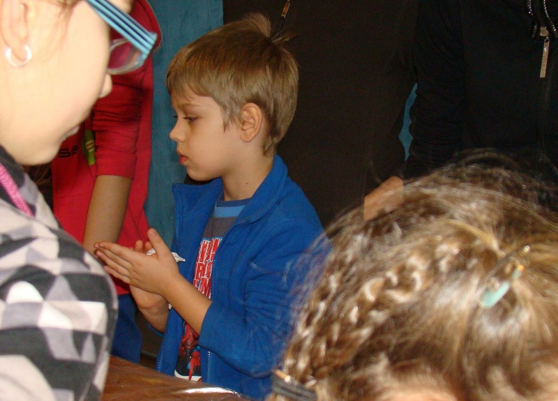 Zdjęcie w galerii na portalu naszwodzislaw.com: Rolowali sushi z krabem i ogórkiem wiadomości z regionu