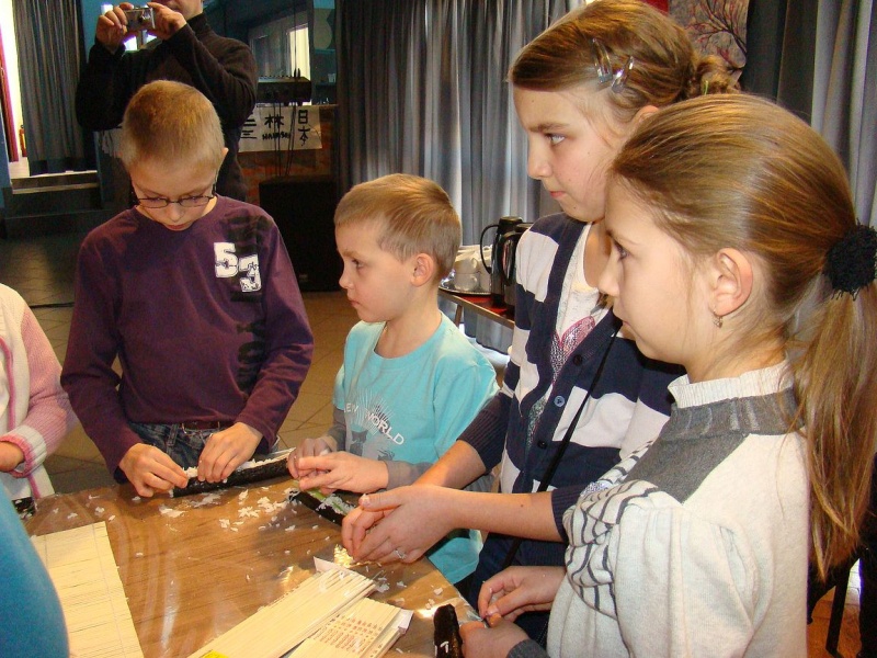 Zdjęcie w galerii na portalu naszwodzislaw.com: Rolowali sushi z krabem i ogórkiem wiadomości z regionu