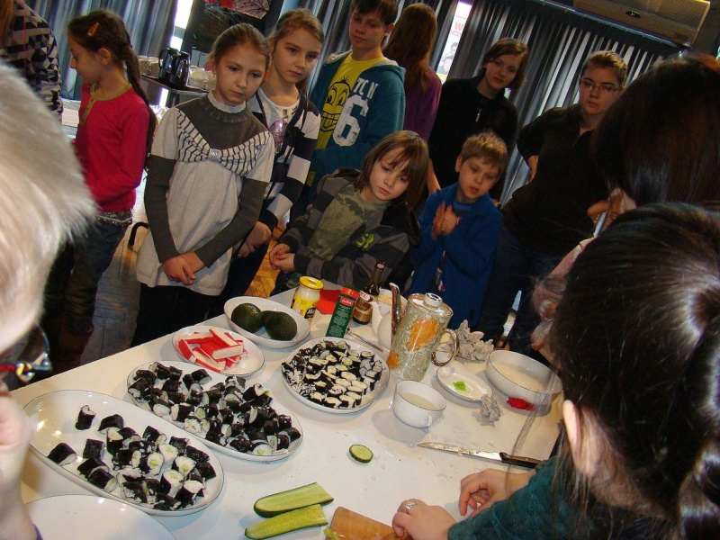 Zdjęcie w galerii na portalu naszwodzislaw.com: Rolowali sushi z krabem i ogórkiem wiadomości z regionu