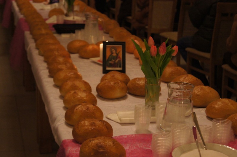 Zdjęcie w galerii na portalu naszwodzislaw.com: Po liturgii wierni zabrali pożywienie wiadomości z regionu