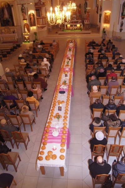 Zdjęcie w galerii na portalu naszwodzislaw.com: Po liturgii wierni zabrali pożywienie wiadomości z regionu