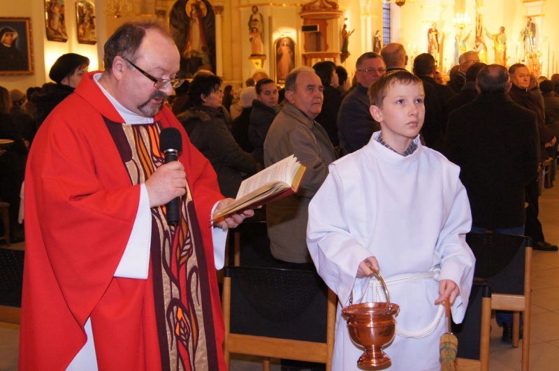 Zdjęcie w galerii na portalu naszwodzislaw.com: Po liturgii wierni zabrali pożywienie wiadomości z regionu